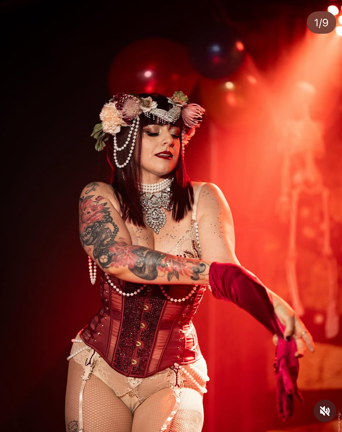 SINDOREL - Performance burlesque avec corset rouge et coiffe ornée